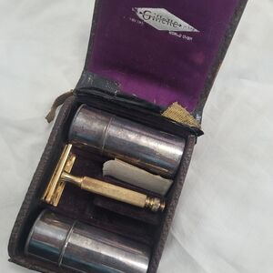 Vintage Gilette A2 Razor Traveler Set Gold Toned With Extra Blades Collectible